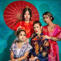 Wendy Walters, Cathy Sharon, Gritte Agatha dan Heidiana Tjahjadi tampil memukau di pemotretan terbaru yang bertema imlek. @wendywalters.