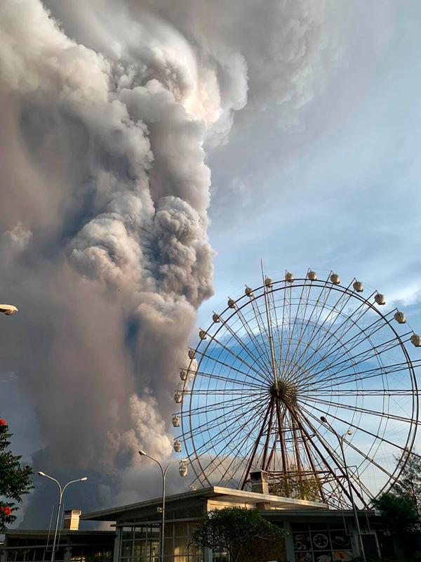 Gunung Api Taal memuntahkan abu dan asap saat erupsi di Tagaytay, Provinsi Cavite, Filipina, Minggu (12/1/2020). Menurut Kepala Institut Vulkanologi dan Seismologi Filipina, Renato Solidum, terakhir gunung Taal meletus pada tahun 1977. (AP Photo/Bullit Marquez)