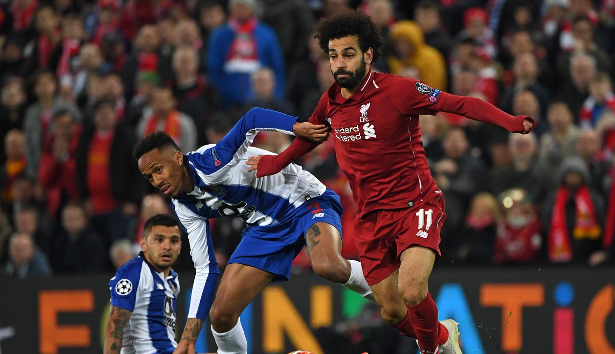 Aksi Mohamed Salah melewati Eder Militao pada leg 1, babak perempat final Liga Champions yang berlangsung di Stadion Anfield, Liverpool, Rabu (10/4). Liverpool menang 2-0 atas Porto (AFP/Glyn Kirk)
