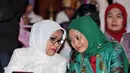 Istri Cawapres Mufidah Jusuf Kalla (berbaju putih) ikut berusaha mencari dukungan untuk meraih suara (Liputan6.com/Johan Tallo). 