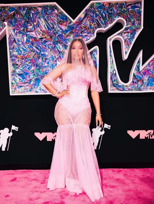 Nicki Minaj jadi Bridal Barbie mengenakan pale pink gown dari Dolce & Gabbana berupa strapless satin bodysuit dan sheer lace mermaid skirt. Penampilannya dilengkapi dengan see-through veil dengan lace trim. [@nickiminaj]