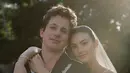 Keduanya tampil serasi dalam balutan busana pengantin. Charlie Puth mengenakan setelan hitam dengan atasan jas kasual dan aksen renda putih dibuat oleh Bode. Sementara itu, Brooke mengenakan gaun putih tube dengan teil panjang dan veil pendek di atas rambut sanggulnya karya Danielle Frankel Studio. (Liputan6.com/IG/@charlieputh)