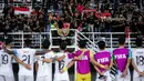 Sejumlah suporter memberikan semangat kepada pemain Timnas Indonesia U-17 setelah dikalahkan Timnas Maroko U-17 dalam laga pamungkas Grup A Piala Dunia U-17 2023 yang berlangsung di Stadion Gelora Bung Tomo, Surabaya, Kamis (16/11/2023). (Bola.com/Bagaskara Lazuardi)