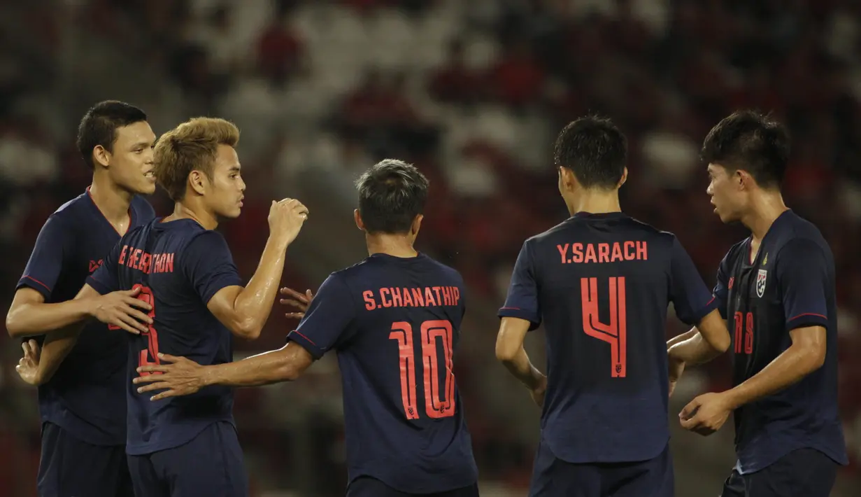 Para pemain Thailand merayakan gol yang dicetak Theerathon Bunmathan ke gawang Timnas Indonesia pada laga Kualifikasi Piala Dunia 2022 di SUGBK, Jakarta, Selasa (10/9). Indonesia kalah 0-3 dari Thailand. (AFP/Vitalis Yogi Trisna)
