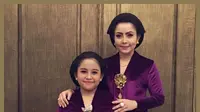 Mayangsari mengunggah potret berkebaya ungu bersama putrinya Khiran (Dok.Instagram/@mayangsaritrihatmodjoreal/https://www.instagram.com/p/B_OQ8LrAwbz/Komarudin)