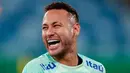 Pemain Brasil Neymar tertawa saat sesi latihan di Cuiaba, Brasil, Rabu (11/10/2023). Brasil akan menghadapi Venezuela dalam pertandingan sepak bola kualifikasi Piala Dunia 2026 pada Kamis 12 Oktober 2023 waktu setempat atau Jumat 13 Oktober 2023 pukul 07.30 WIB. (AP Photo/Andre Penner)