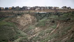 Kondisi ini memaksa evakuasi sedikitnya 1.500 warga kota Niscemi, Sisilia. Tampak foto yang menunjukkan sebagian dari tanah longsor raksasa yang melanda kota Niscemi, Sisilia pada Kamis 29 Januari 2026. (MARCO BERTORELLO/AFP)