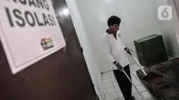 Anggota Lembaga Keswadayaan Masyarakat (LKM) membersihkan kamar isolasi COVID-19 di RW 05 Kelurahan Kuningan Barat, Jakarta, Kamis (27/8/2020). Ruang isolasi tersebut dilengkapi tempat tidur, lemari, hingga kamar mandi. (merdeka.com/Iqbal S. Nugroho)