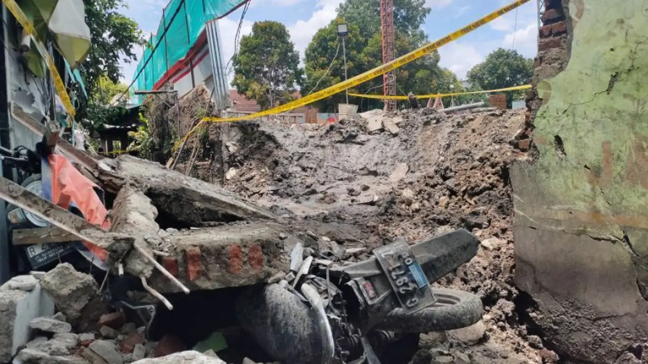 Kondisi tembok roboh pembatas SDN 01 dan 02 serta SMPN 130 di Palmerah, Jakarta Barat.