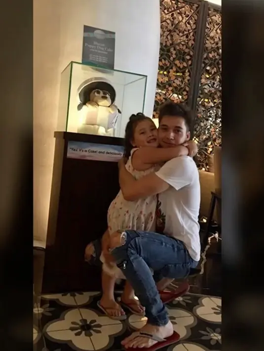Meski bukan anak kandungnya, Stefan terlihat begitu dekat dengan kedua putri Celine. Hal itu juga terlihat dibeberapa kesempatan. Bahkan, saat ketemu dengan Stefan, putrinya langsung nempel dan melupakan mamanya. (Instagram/celine_evangelista)
