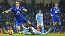 Gelandang, Manchester City, Yaya Toure, menekel bek sayap Everton, Leighton Baines, pada laga Liga Premier Inggris di Stadion Etihad, Inggris, Kamis (13/1/2016). Kedua tim bermain imbang 0-0. (Reuters/Darren Staples)