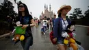 Sejumlah pengunjung saat hadir dalam pembukaan tiga hari pembukaan  taman Impian Disney di Shanghai , Cina , 15 Juni 2016. Taman hiburan ini mempunyai kastil Disney yang paling besar di seluruh dunia. (REUTERS / Aly Song)
