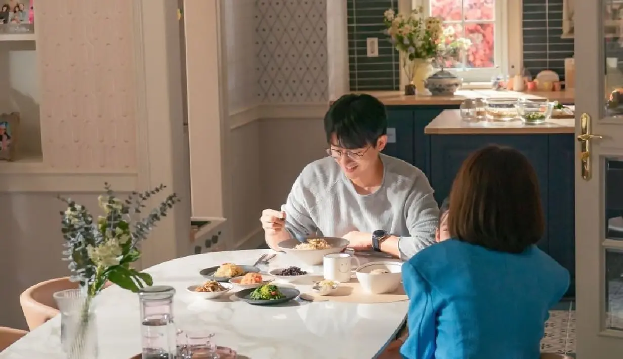 Pasangan suami istri ini menikmati sarapan dengan suasana hangat dan penuh kebahagiaan.  (Foto: TV Chosun)
