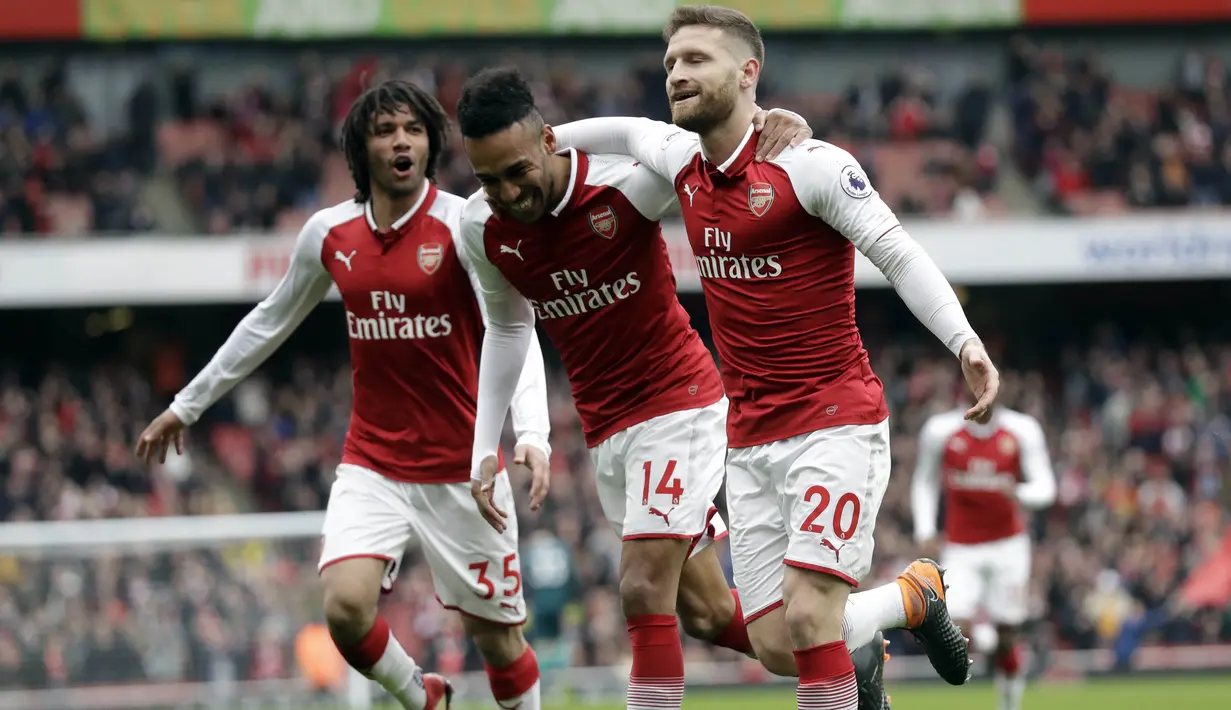 Para pemain Arsenal merayakan gol yang dicetak oleh Pierre-Emerick Aubameyang ke gawang Watford pada laga Preimer League di Stadion Emirates, Minggu (11/3/2018). Arsenal menang 3-0 atas Watford. (AP/Matt Dunham)