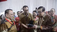 Menkumham Yasonna H. Laoly berkeliling mengunjungi booth pameran dalam rangkaian Temu Bisnis Tahap VI dan Indonesia Catalog Expo Forum (ICEF) di Jakarta International Expo (JIEXPO) Kemayoran Jakarta, Kamis (03/08/2023).