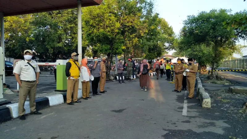 Petugas gabungan menggelar razia masker scuba dan buff terhadap penumpang KRL di Stasiun Bekasi.