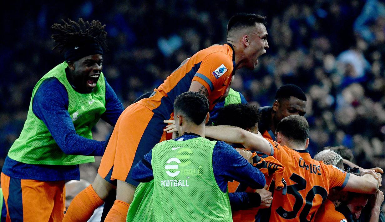 Pemain Inter Milan melakukan selebrasi setelah Davide Fratesi mencetak gol penentu kemenangan ke gawang Udinese pada laga Liga Italia 2023/2024 di Friuli - Dacia Arena stadium, Udinese, Italia, Selasa (09/04/2024) WIB. (AFP/Filippo Monteforte)