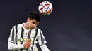 Striker Juventus, Alvaro Morata, menyundul bola saat melawan Dynamo Kiev pada laga Liga Champions di Stadion Allianz, Kamis (3/12/2020). Juventus menang dengan skor 3-0. (Marco Alpozzi/LaPresse via AP)