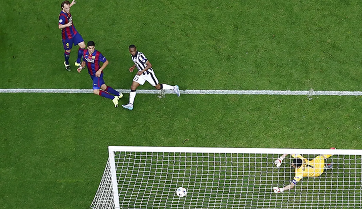 Luis Suarez mencetak gol kedua bagi Barcelona. (REUTERS/Michael Dalder)