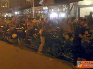 Pengendara roda dua mengantri BBM di SPBU Riau, terjadi antrian panjang sepeda motor sampai satu kilometer dan antrian mobil sampai tiga kilometer.