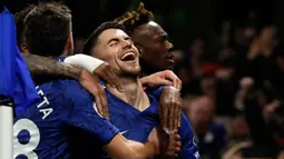 Gelandang Chelsea, Jorginho bersama rekan setimnya merayakan gol ke gawang Arsenal dari titik penalti pada lanjutan pertandingan Liga Inggris di Stamford Bridge, Selasa (21/1/2020). Chelsea gagal memetik hasil maksimal usai ditahan Arsenal dengan skor 2-2. (AP Photo/Matt Dunham)