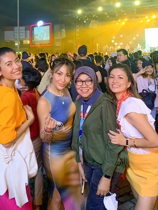 Nonton Java Jazz Festival 2022, Ayu Dewi memilih tampil feminin. Ia mengenakan long sleeveless tie dye dress dipadukan dengan aksesori (instagram/ayudewi7984)