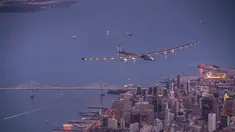 Solar Impulse 2 pesawat bertenaga surya terbang di atas jembatan Golden Gate di San Francisco, California, AS (23/4). Pesawat ini akhirnya tiba di California usai melakukan penerbangan hingga 62 jam dari Hawaii. (Jean Revillard/Solar Impulse/Reuters)