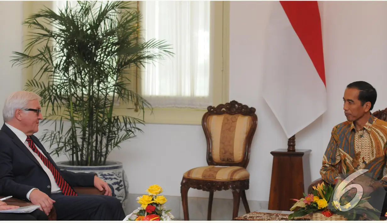 Presiden Joko Widodo berbincang hangat dengan Menlu Jerman Frank Walter Steinmeier di Istana Merdeka, Jakarta, Senin (3/11/2014). (Liputan6.com/Herman Zakharia)
