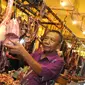 Pedagang memotong daging sapi yang dijajakan di pasar daging tradisional Palmerah, Jakarta, Senin (4/7). H-2 Idul Fitri 1437 H, harga kebutuhan daging sapi meroket dari Rp 130.000 menjadi 150.000 per kilogram. (Liputan6.com/Helmi Afandi)