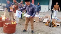 KPU Batam melakukan pemusnahan surat suara rusak dan lebih. (Foto: Liputan6.com/Ajang Nurdin)