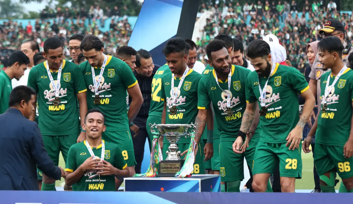 Para pemain Persebaya Surabaya merayakan gelar juara Piala Gubernur Jatim setelah menang 4-1 atas Persija Jakarta pada laga final di Stadion Gelora Delta, Sidoarjo, Kamis (20/2). (Bola.com/Aditya Wany)