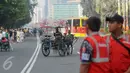 Delman  melintasi Kawasan Bundaran HI ketika pelaksanaan Car Free Day di Jakarta, (26/6). Pelarangan itu untuk menegakkan aturan pemprov DKI Jakarta yang melarang operasional delman melintasi sejumlah protokol di Jakarta. (Liputan6.com/Gempur M Surya)