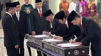 Menteri Hukum dan Hak Asasi Manusia Supratman Andi Agtas melantik mantan Kepala Polda Jawa Timur Irjen Pol Nico Afinta menjadi Sekretaris Jenderal Kementerian Hukum dan HAM di Graha Pengayoman, Jakarta.