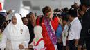 Tontowi Ahmad terlihat mengusap air mata saat bertemu keluarganya di Terminal 3, Bandara Soekarno-Hatta, Banten, Selasa (23/8/2016). (Bola.com/Nicklas Hanoatubun)