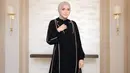 <p>Citra Kirana tampil cantik mengenakan long dress yang ditumpuknya dengan outerwear lengan panjang dengan detail kerah besar. Ia padukan penampilannya secara keseluruhan dengan jilbab cokelat muda, high heels, dan mini sling bag abu-abu. Foto: Instagram.</p>