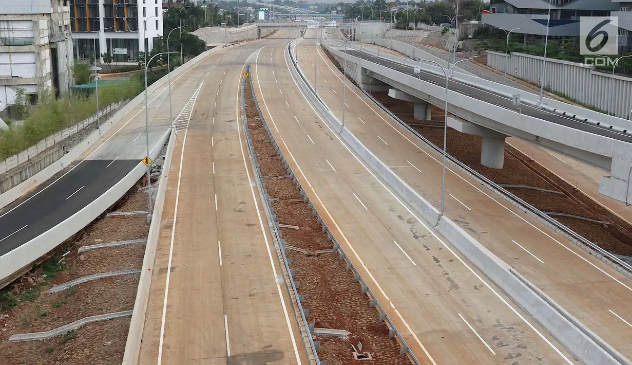 Penampakan ruas Tol Depok-Antasari yang membentang di kawasan Cilandak Timur, Jakarta, Minggu (23/9). Ruas tol ini ditargetkan rampung dan beroperasi pada 2019. (Liputan6.com/Immanuel Antonius)