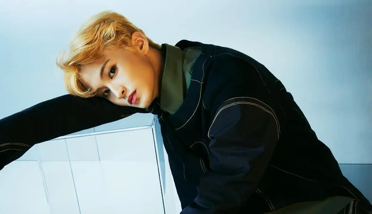 Mark menyelesaikan pendidikannya di Korea setelah pindah dari Amerika di sekolah bergengsi  School of Performing Arts Seoul. Meski sibuk dengan jadwal manggungnya, ia lulus pada tahun 2018 lalu. (Liputan6.com/IG/@nct127)