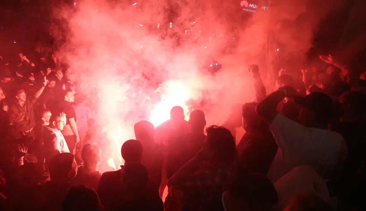 Polisi menembakkan gas air mata membubarkan pengunjuk rasa yang marah dengan pemberlakuan kembali jam malam Covid-19 pada akhir pekan di depan gedung Majelis Nasional di Beograd, Selasa (7/7/2020). Demonstran meneriakkan agar Presiden Serbia Aleksandar Vucic mengundurkan diri. (OLIVER BUNIC/AFP)