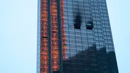 Kerusakan akibat kebakaran terlihat di Trump Tower, New York, Amerika Serikat, Sabtu (7/4). Selain menewaskan seorang penghuni, empat petugas pemadam kebakaran juga terluka dalam insiden tersebut. (AP Photo/Craig Ruttle)