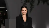 Selena Gomez saat tiba di acara tahunan kedua Academy Museum di Academy Museum of Motion Pictures di Los Angeles, Amerika, Sabtu (15/10/2022). Lama tak terlihat, Selena Gomez tampil anggun dan menawan dengan balutan busana serba hitam. (Jon Kopaloff/Getty Images via AFP)