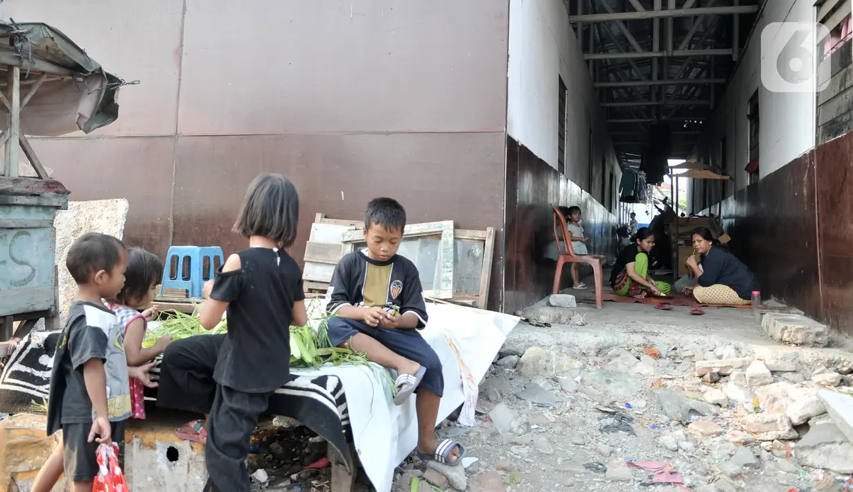 Aktivitas warga di rumah penampungan sementara Kampung Akuarium, Penjaringan, Jakarta Utara, Senin (14/10/2019). Selama tinggal di rumah penampungan sementara, warga mengaku harus membayar air PAM sekitar Rp 70 ribu per bulan dan listrik rata-rata Rp 90 ribu per bulan. (merdeka.com/Iqbal Nugroho)