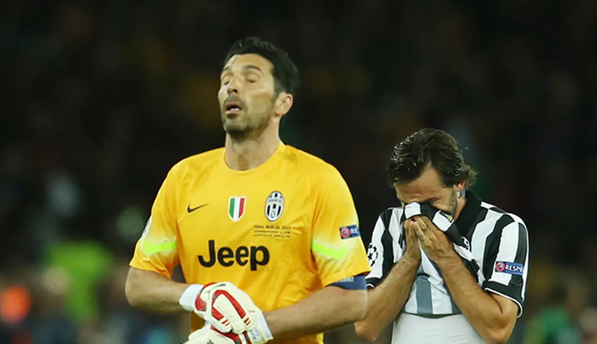 Ekspresi kecewa Gianluigi Buffon dan Andrea Pirlo (kanan) karena kekalahan Juventus dari Barcelona. (EPA/Ina Fassbender)