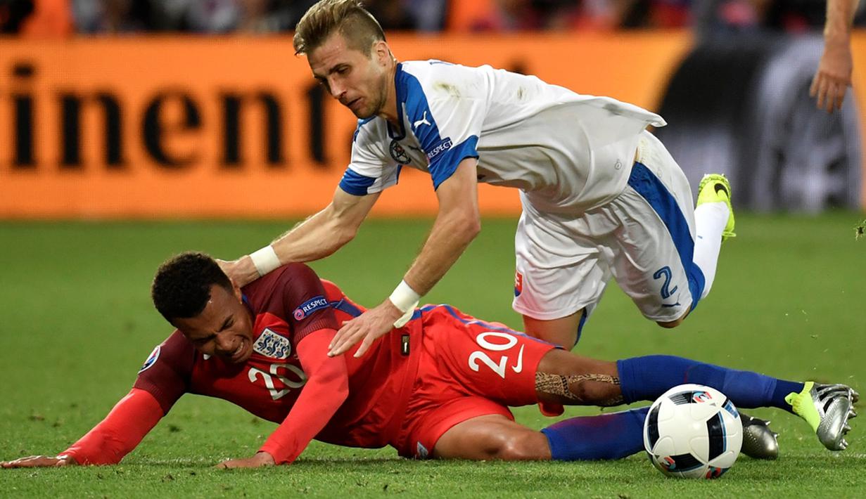 Pemain Inggris, Dele Alli (kiri), berebut bola dengan pemain Slovakia, Peter Pekarik, pada laga terakhir Grup B Piala Eropa 2016 di Stade Geoffroy-Guichard, Saint-Etienne, Selasa (21/6/2016) dini hari WIB. (AFP/Jeff Pachoud)