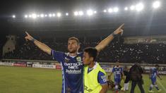 Pemain Persib, Ilija Spasojevic merayakan keberhasilan lolos ke final Piala Presiden usai menaklukan Mitra Kukar di Stadion Si Jalak Harupat, Bandung, Sabtu (10/10/2015). Persib unggul agregat 3-2. (Bola.com/Vitalis Yogi Trisna)