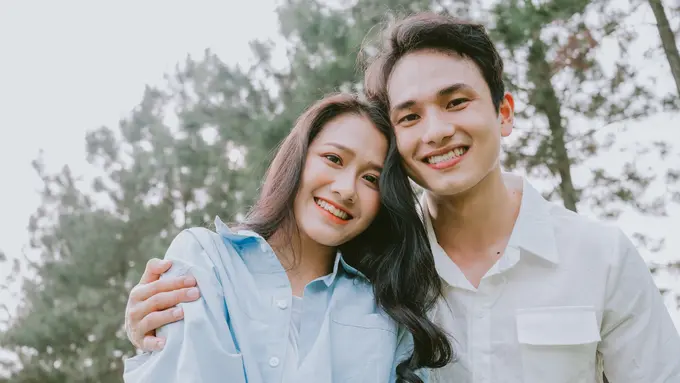 perempuan dan pasangan peluk bahu
