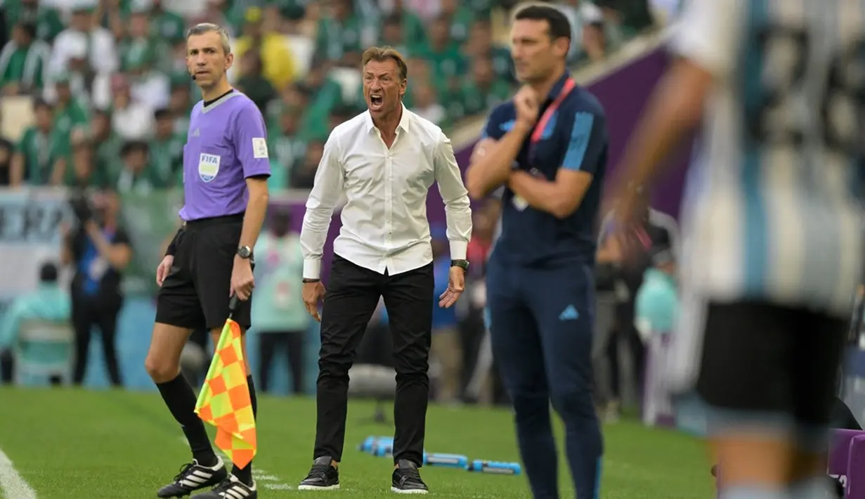 <p>Pelatih Timnas Arab Saudi, Herve Renard, berhasil membawa timnya&nbsp;membungkam Argentina dengan skor 2-1 pada laga perdana Grup C Piala Dunia 2022 di&nbsp;Lusail Iconic Stadium, Lusail, Selasa (22/11/2022) sore WIB. (AFP/JUAN MABROMATA)</p>