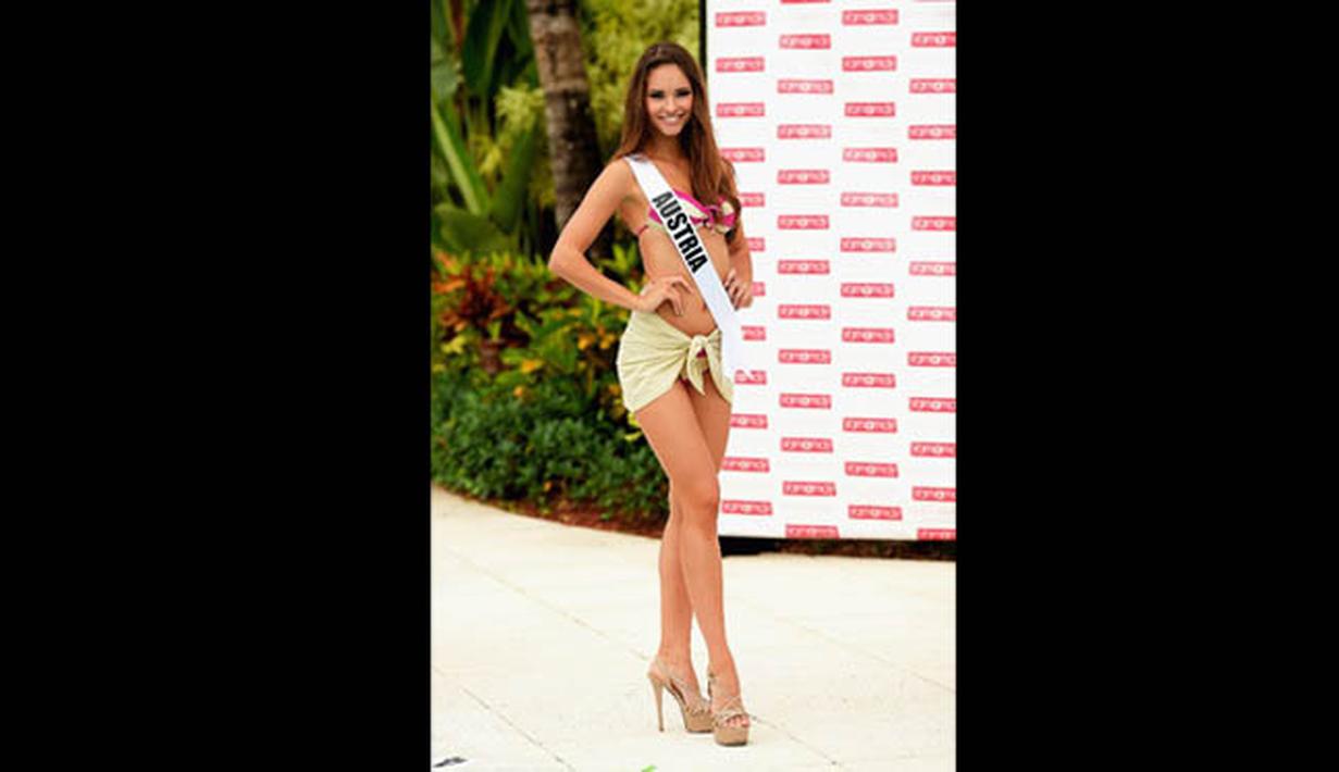 Kontestan Miss Universe asal Brasil, Melissa Gurgel , berpose dengan mengenakan bikini Yamamay di area kolam renang di Doral, Florida, Rabu (14/1/2015). (Gustavo Caballero/Getty Images/AFP)