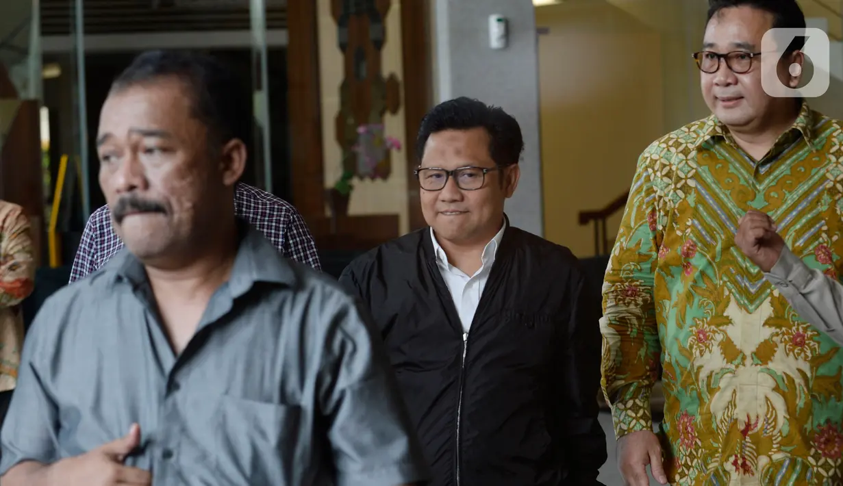 Wakil Ketua DPR RI Muhaimin Iskandar (tengah) usai menjalani pemeriksaan di Gedung KPK, Jakarta, Rabu (29/1/2020). Dalam pemeriksaan hari ini, Muhaimin yang akrab disapa Cak Imin diperiksa atas statusnya sebagai anggota DPR dari Fraksi PKB periode 2014-2019. (merdeka.com/Dwi Narwoko)