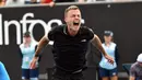 Petenis Hungaria,  Marton Fucsovics berselebrasi setelah mengalahkan Tommy Paul dari AS selama pertandingan tunggal putra hari kelima turnamen tenis Australia Terbuka 2020 di Melbourne (24/1/2020). (AFP Photo/John Donegan)