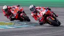 Pembalap Lenovo Ducati, Enea Bastianini (kanan) dan Francesco Bagnaia melakukan tes pramusim MotoGP 2024 di Sepang International Circuit, Sepang, Malaysia, Rabu (07/02/2024). (AFP/Mohd Rasfan)
